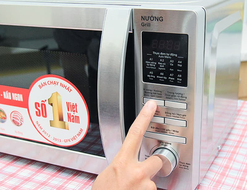 Bảng điều khiển cảm ứng kết hợp nút cơ