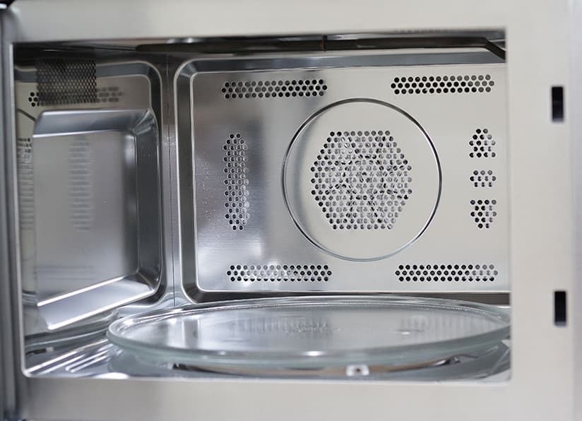 Bên trong lò vi sóng Sharp R-G620VN(ST) 20 lít 