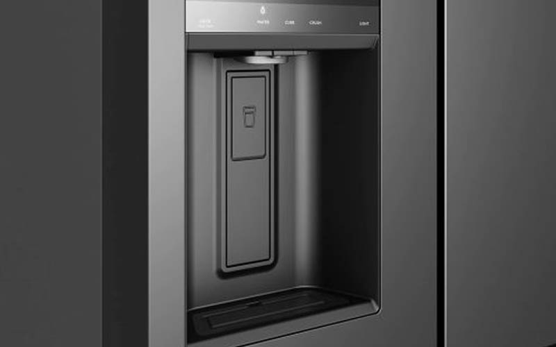 Lấy đá và nước từ ngoài tiện lợi