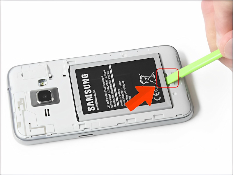 Cách tháo pin điện thoại Samsung