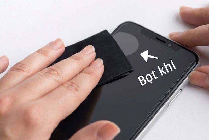 Đẩy bọt khí ra ngoài khi dán kính cường lực điện thoại