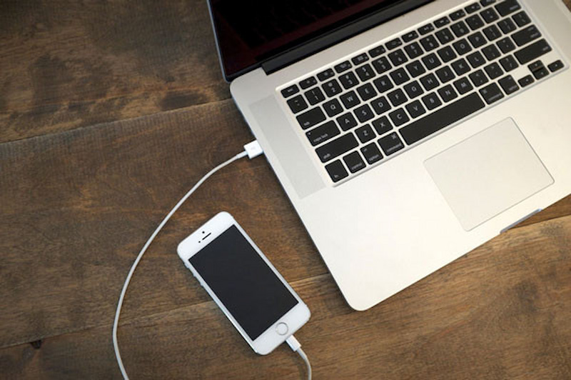 Kết nối iPhone ở chế độ DFU với máy tính bằng dây cáp