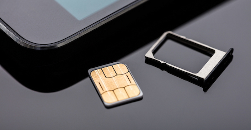Tháo và lắp Sim lại để khắc phục lỗi điện thoại tự gọi cho người khác