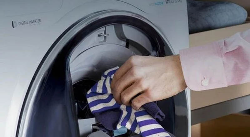Cho quần áo vào lồng sấy