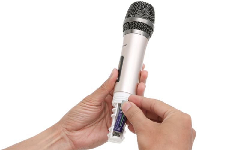 Thay pin mới cho micro