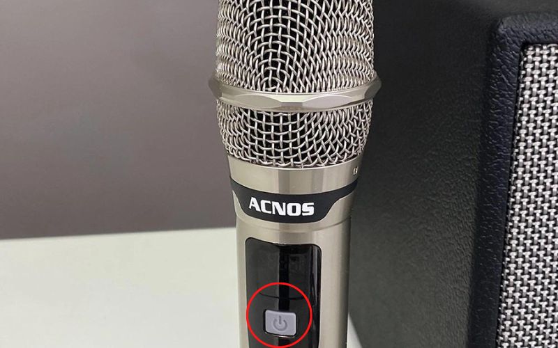 Nút nguồn trên micro Acnos
