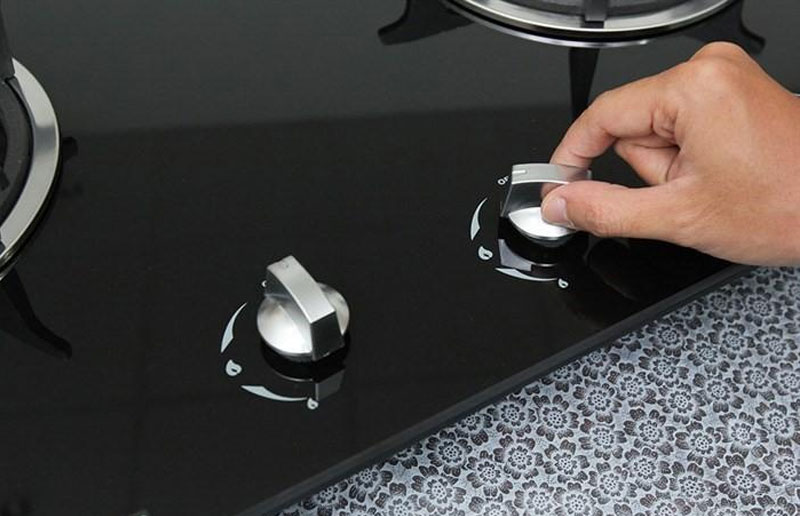 Giữ núm vặn từ 5 - 7 giây để lửa cháy ổn định