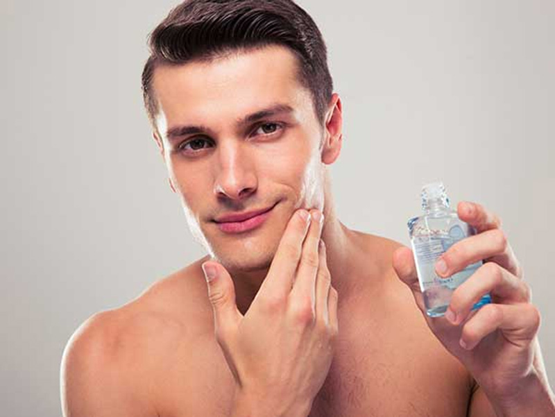 Dùng lotion sau khi cạo râu để phục hồi da