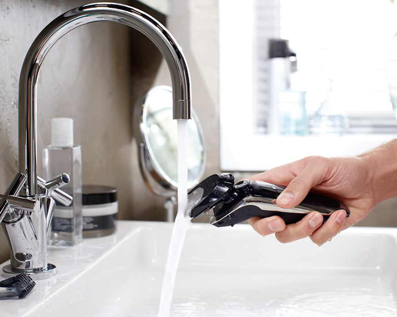 Vệ sinh máy cạo râu ngay sau mỗi lần sử dụng