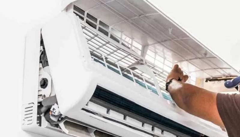 Kiểm tra điều hòa Gree trước khi vệ sinh