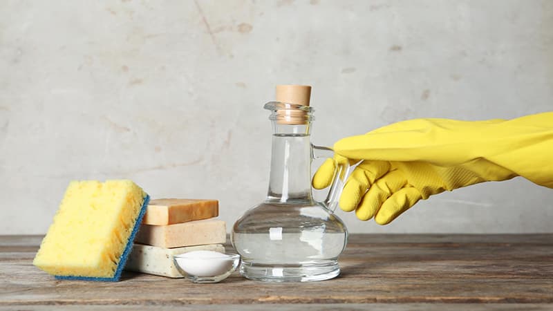 Dùng giấm trắng tẩy vết ố vàng cho tủ nhựa