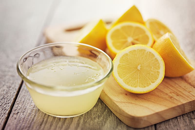 Dùng chanh để tẩy vết ố vàng tủ nhựa
