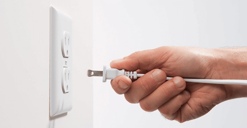 Rút nguồn điện trước khi bắt đầu vệ sinh tủ lạnh