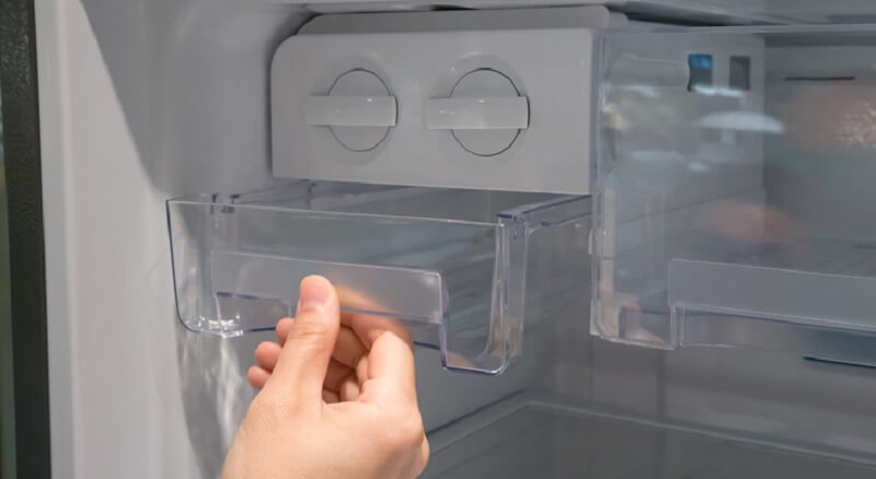 Tháo rời khay kệ bên trong tủ lạnh