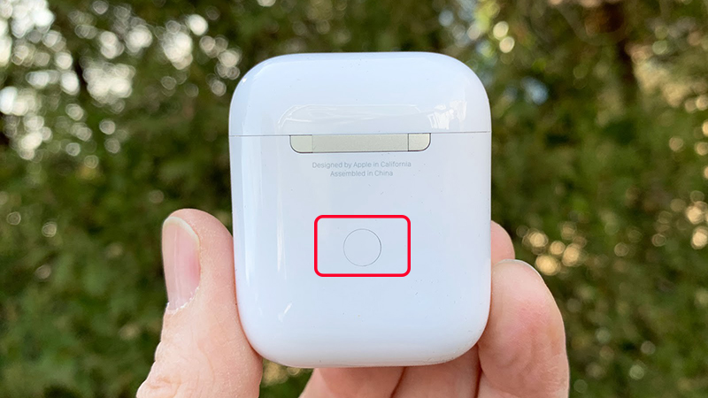  nhấn giữ vào nút ở phía sau AirPods