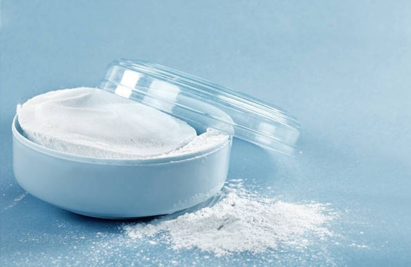 Sử dụng phấn rôm để loại bỏ vết dầu mỡ