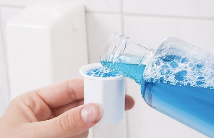 Sử dụng nước súc miệng tẩy vết dính dầu mỡ